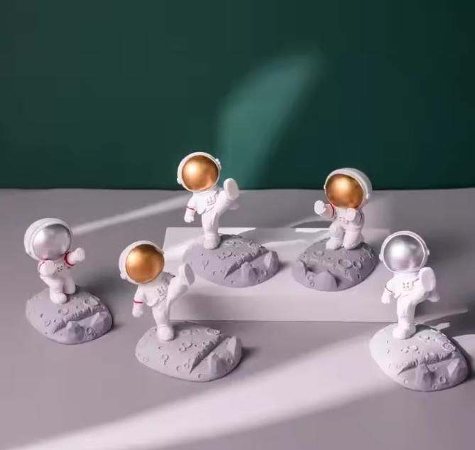 Nordic Style Astronaut Mobile Phone Stand – Creative Desk Holder | NISHU Superstores