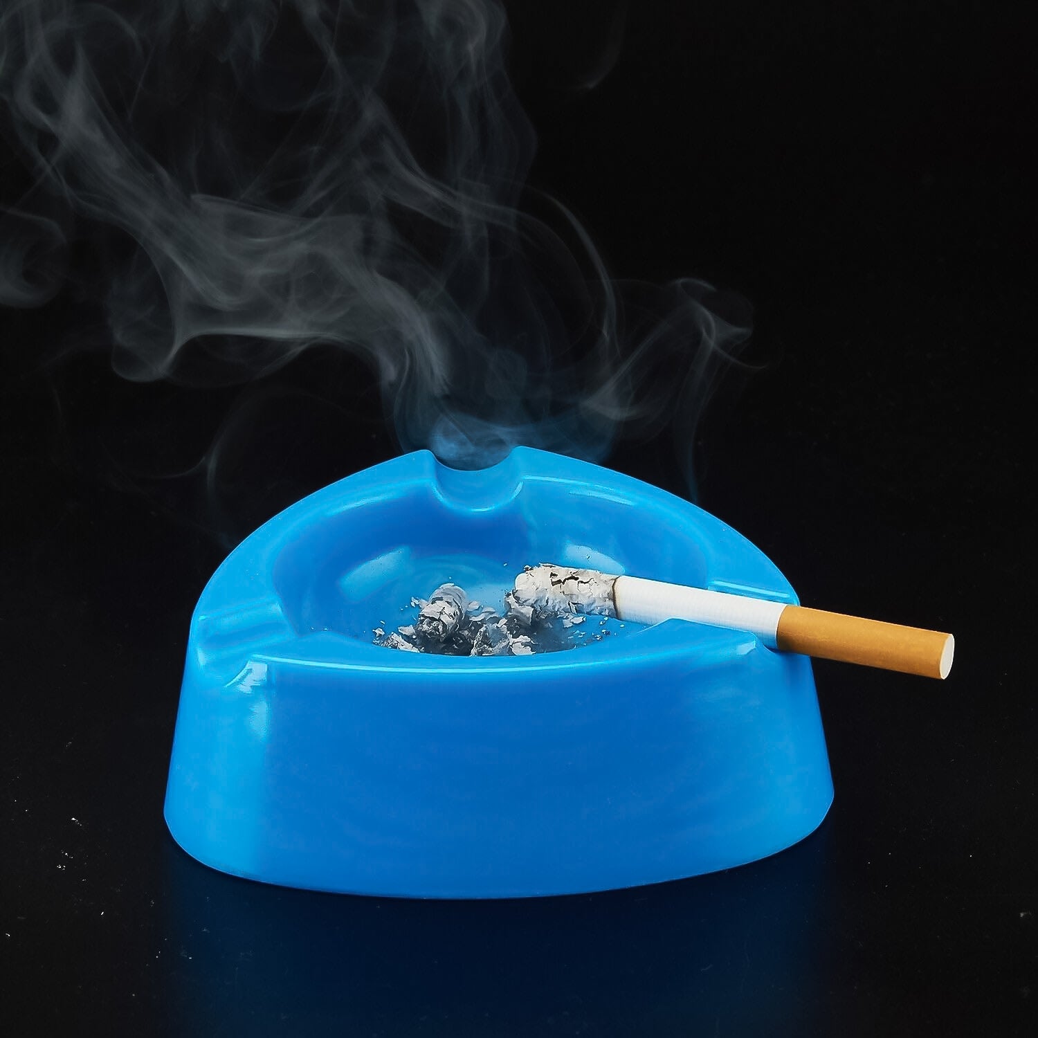 Heavy Duty Plastic Ashtray (Mix Color  1 Pc)